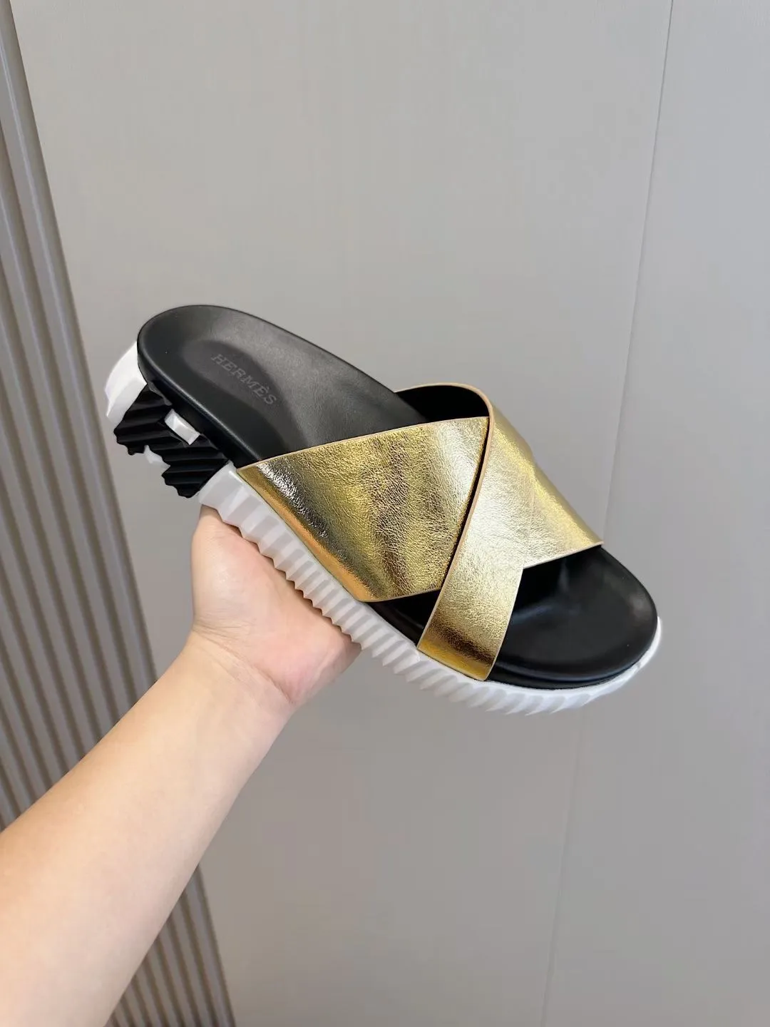 [HERMÈS] Top men's shoes 💰: 340💰 Size: 39-44 (38.45 46 custom-made) Herme*H Home Hermès Men's Sandals and Slippers - Original Replica Purchase the original version and make it one to one, the outsole is privately modeled, and the outsole color corresponding to each color is the same as the original version. Come to those who know the stuff 💪 The ultra-light soles are designed in contrasting colors, and they feel so comfortable on your feet! Calfskin, cowhide feet, private mold outsole.